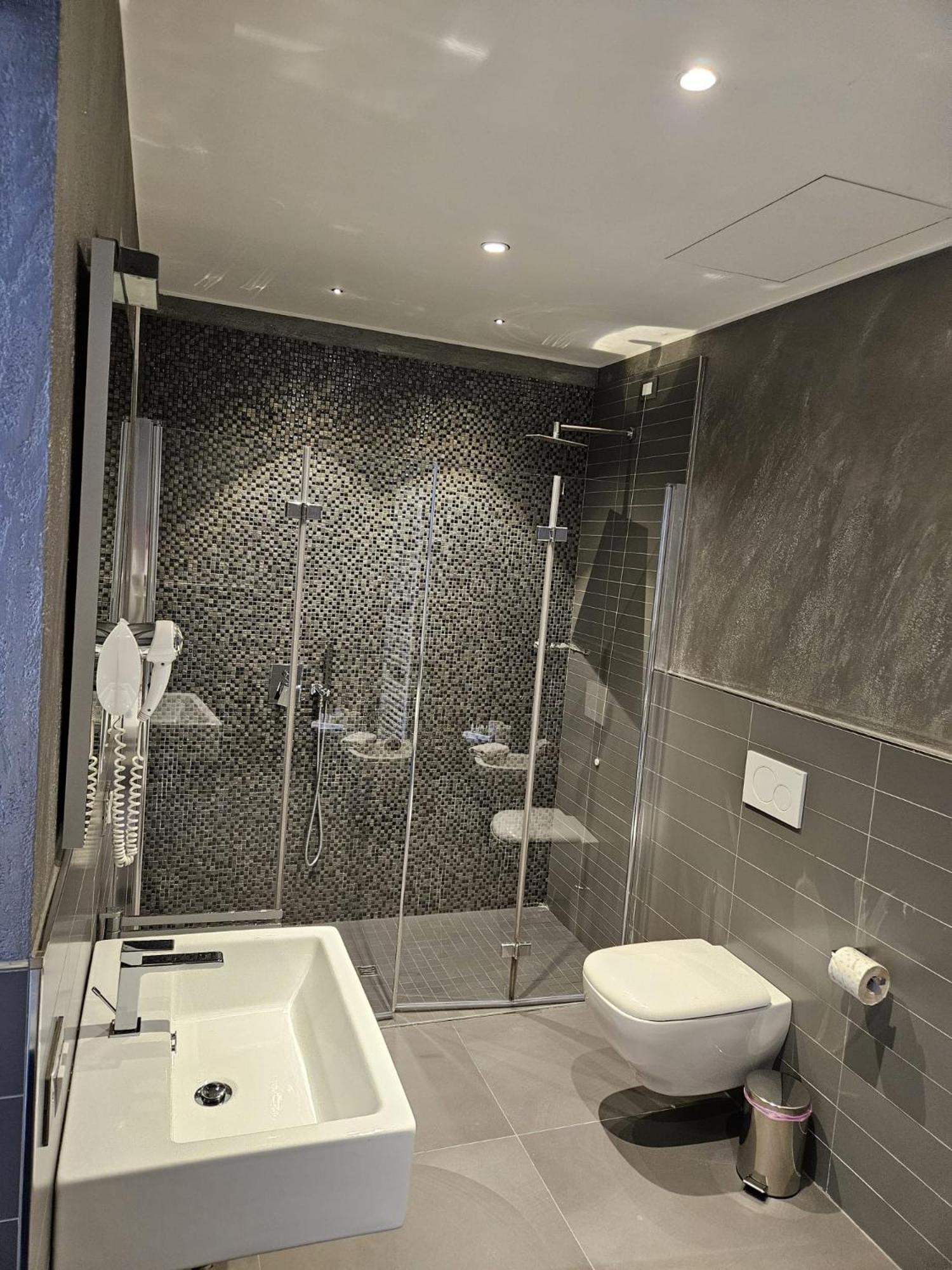 Prima Fila Premium Guest House Sanremo Bagian luar foto